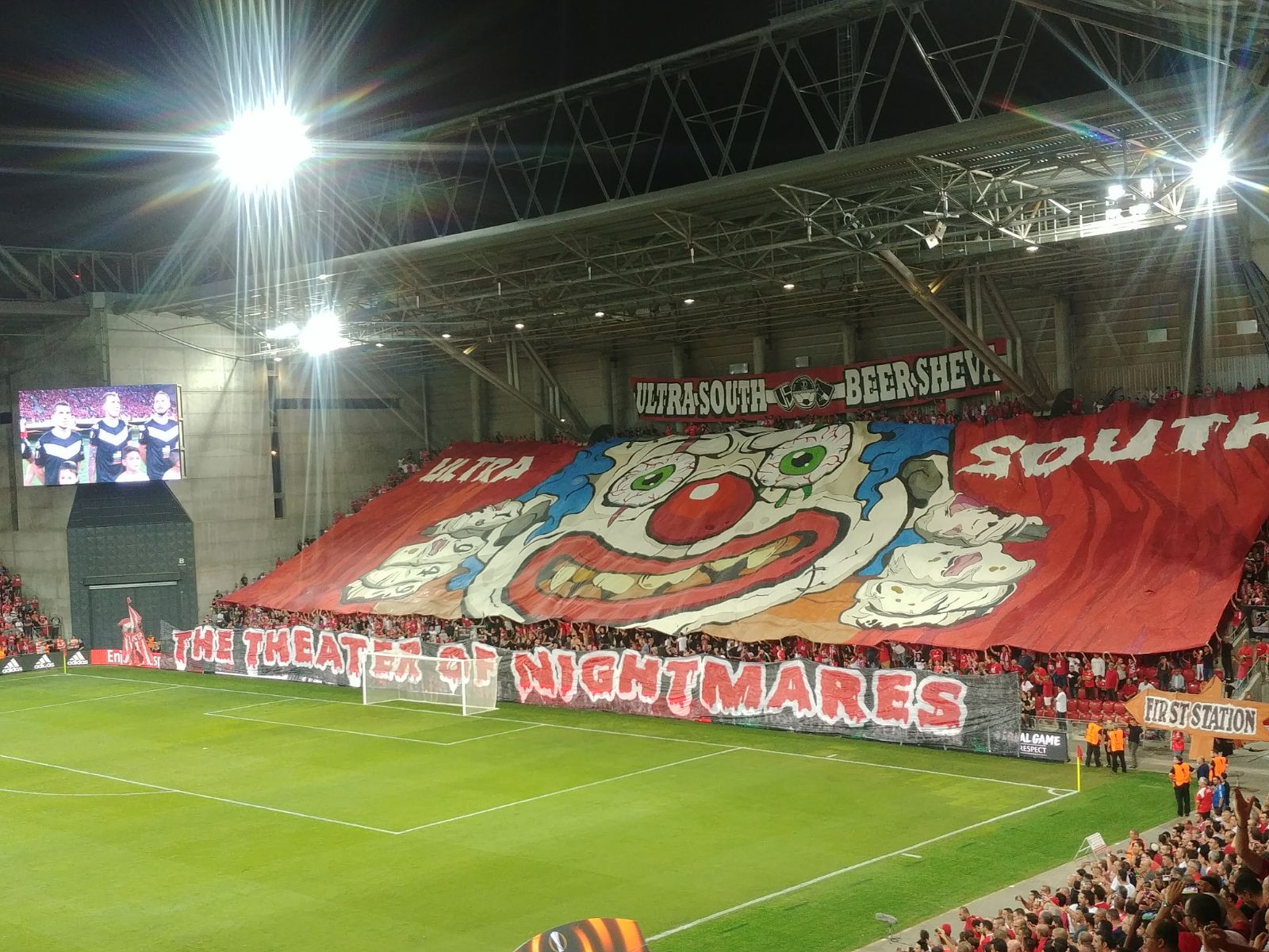 שלט ענק. הצגה ביציע הדרומי